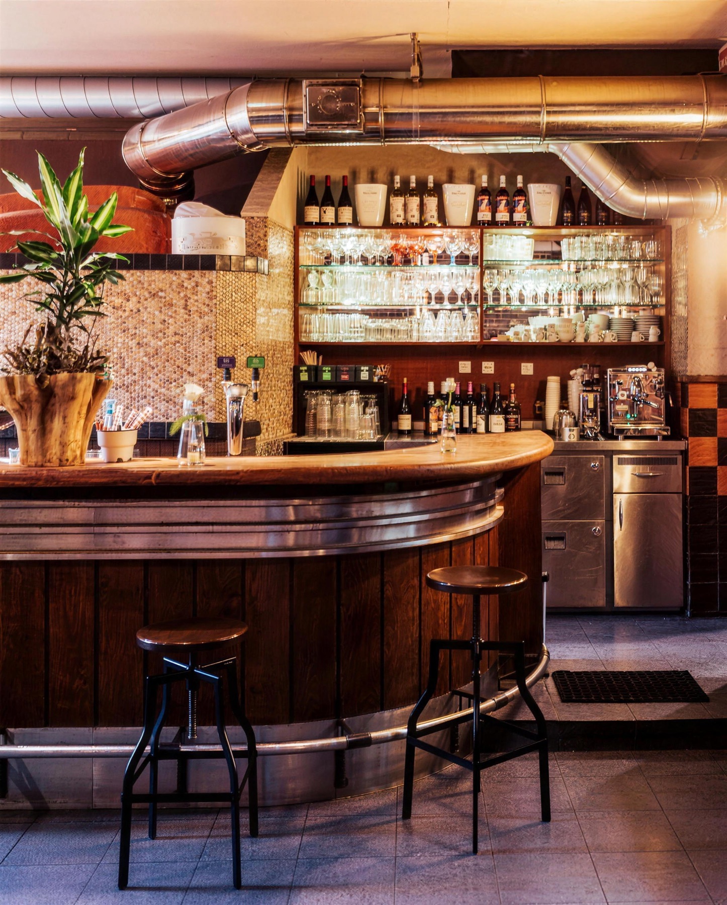Warme, intime Atmosphäre der Tapas-Bar am Abend