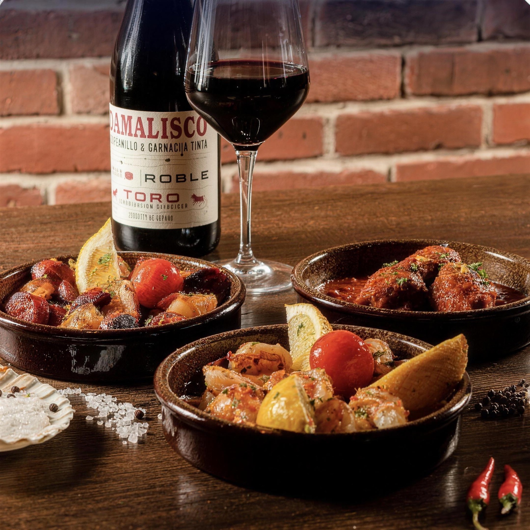 Festlich gedeckte Tapas-Tafel bei Kerzenlicht im BOLERO's Regensburg