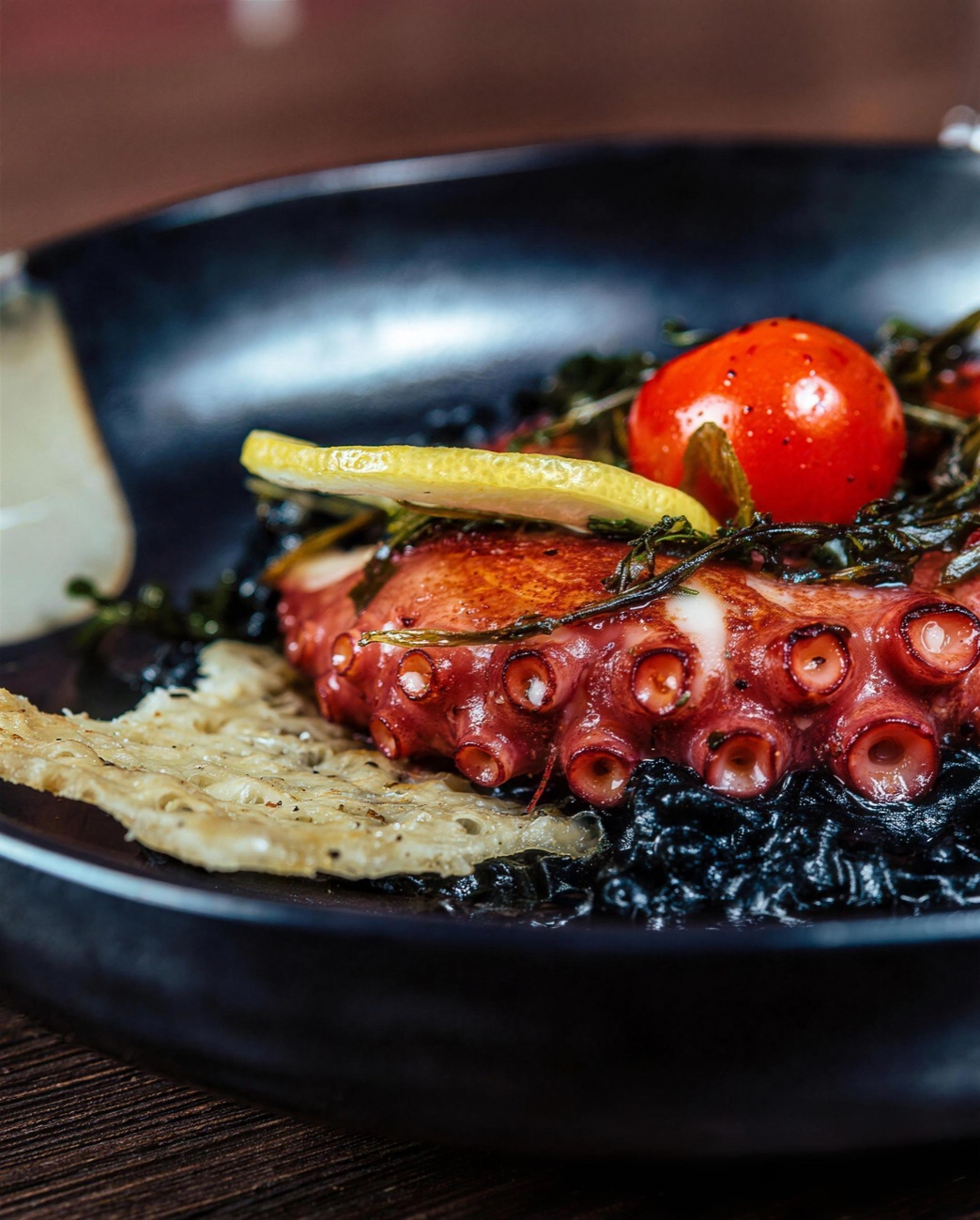 Pulpo a la brasa – gegrillter Oktopus auf schwarzem Reis